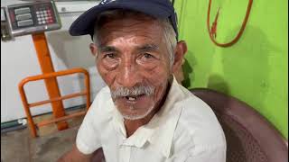 entregando alimentos a don Carlos Montolla de 77 años de edad.