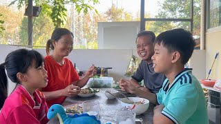 Download Lagu #561 Nay Anh Xã Vào Bếp Làm Cơm Cho Cả Nhà Ăn #hanhcuocsongthailand  MP3