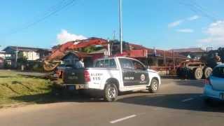Police stops the offloading of the Hanky Panky excavator from the HET
