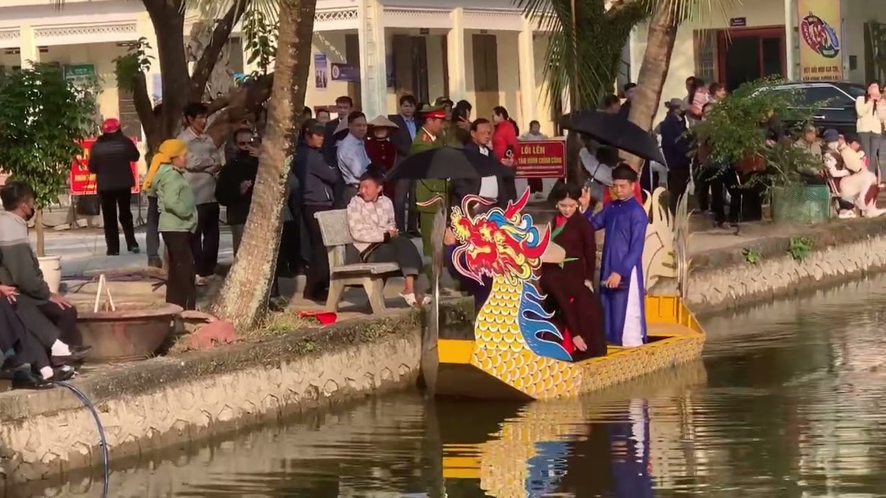 Hátquan họ trên thuyền mừng lễhội truyềnthống đinhRuối quêhương xã TânMinh NinhBình ngày 23/11/Ất Tỵ