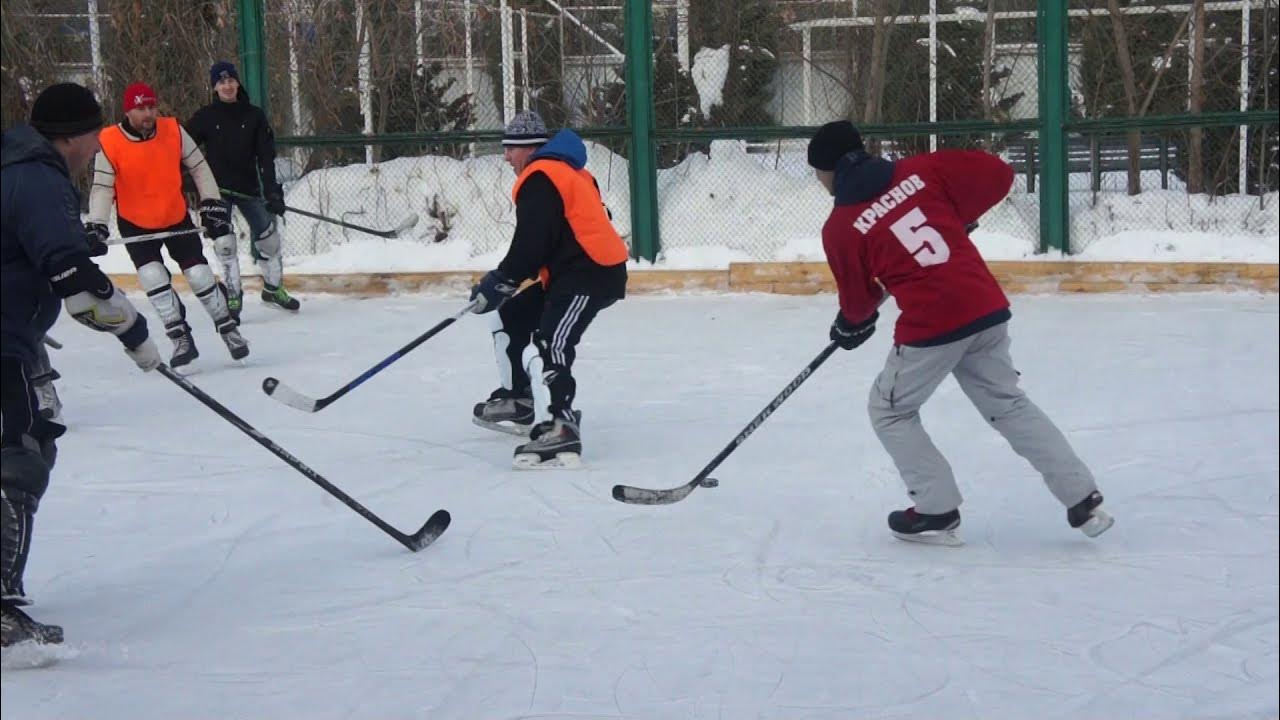 хоккеисты на улице. хоккейная улица. хоккей на озере. уличный хоккей. детский дворовый хоккей.