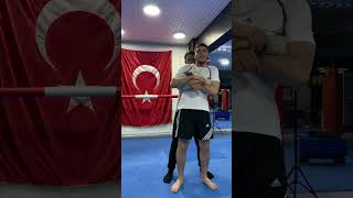 Kavgada arkadan sarılan birini etkisiz hale getirme tekniği #shorts Resimi