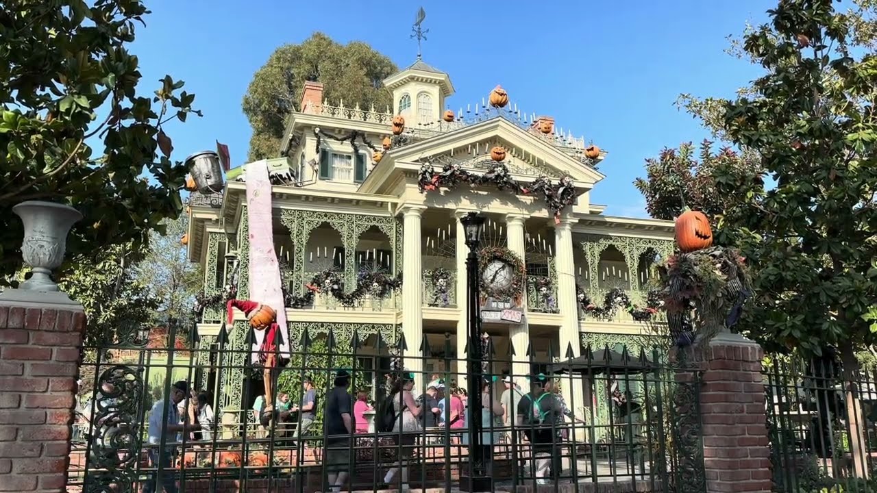 Haunted Mansion Holiday 2024 [Full Ride Through] | Disneyland Park
