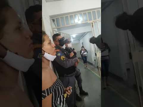 Enfermeira empurra paciente em policlínica do Pedra 90