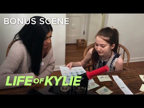 Vidéo: Encore Une Fois Les Lèvres De Kylie Jenner: Les Fans Sont Sûrs Que La Star De La Télévision Les A à Nouveau Gonflés