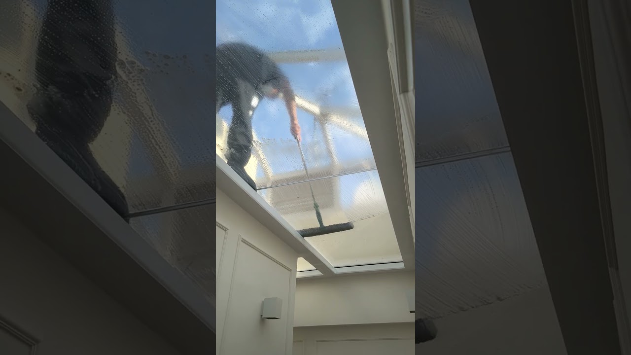 Limpieza de un techo de cristal interior en Arturo Soria