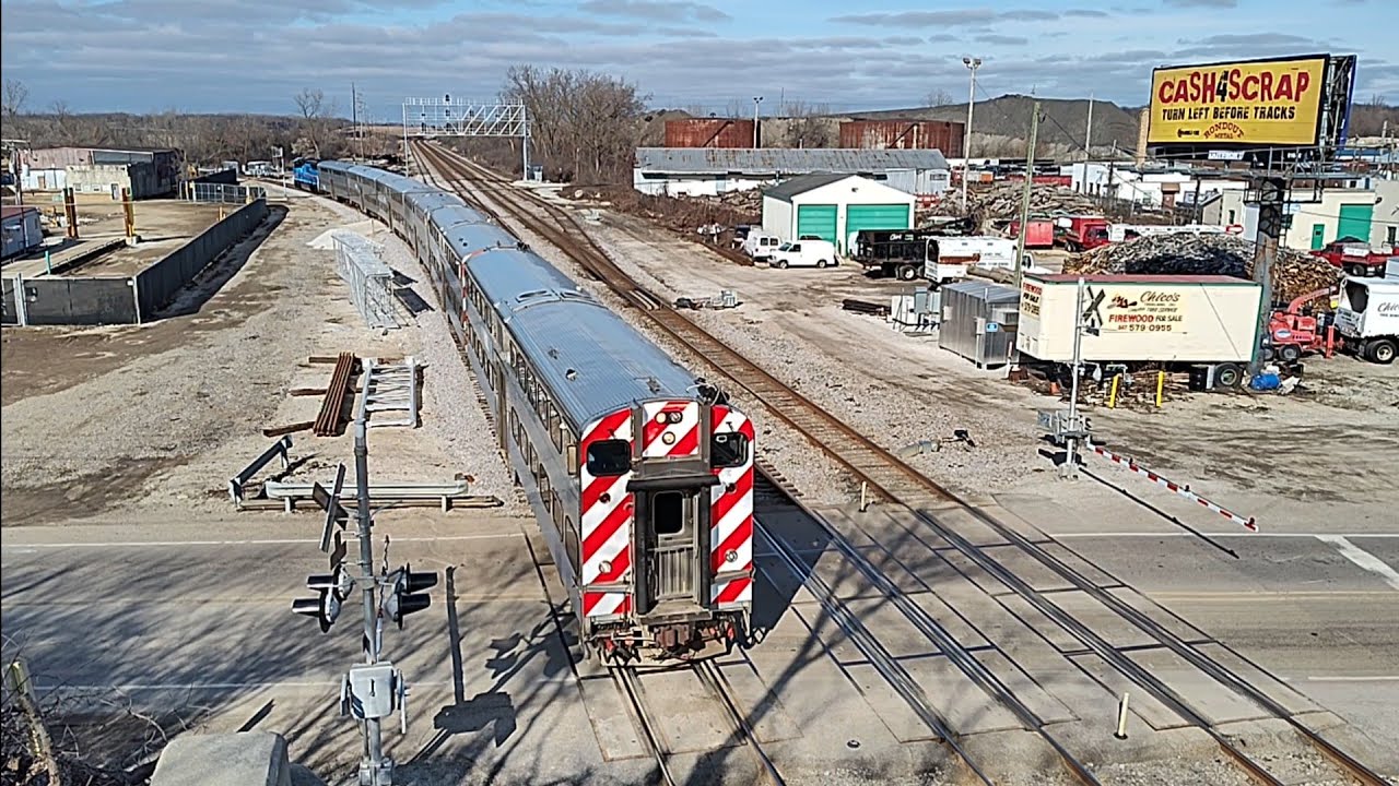 Metra Rondout Metra cab-car 8522 east with SD70MACH 501 at Rondout, Illinois on ...