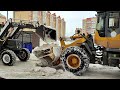 Уборка снега во дворах. Быстрая работа погрузчиков в тандеме. Clearing snow with front loaders