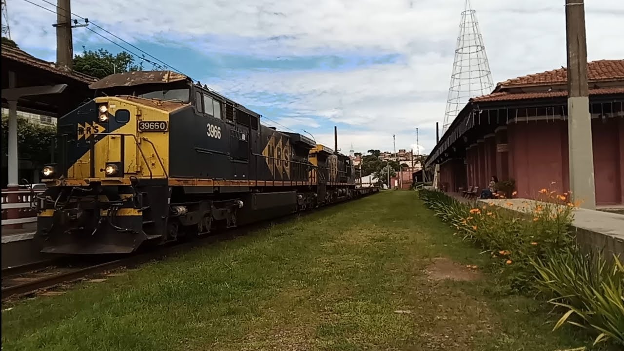 Trem de carga da MRS com comandando da Dash9 ex-K5LA no bairro CENTRO no KM187 subindo a rampa