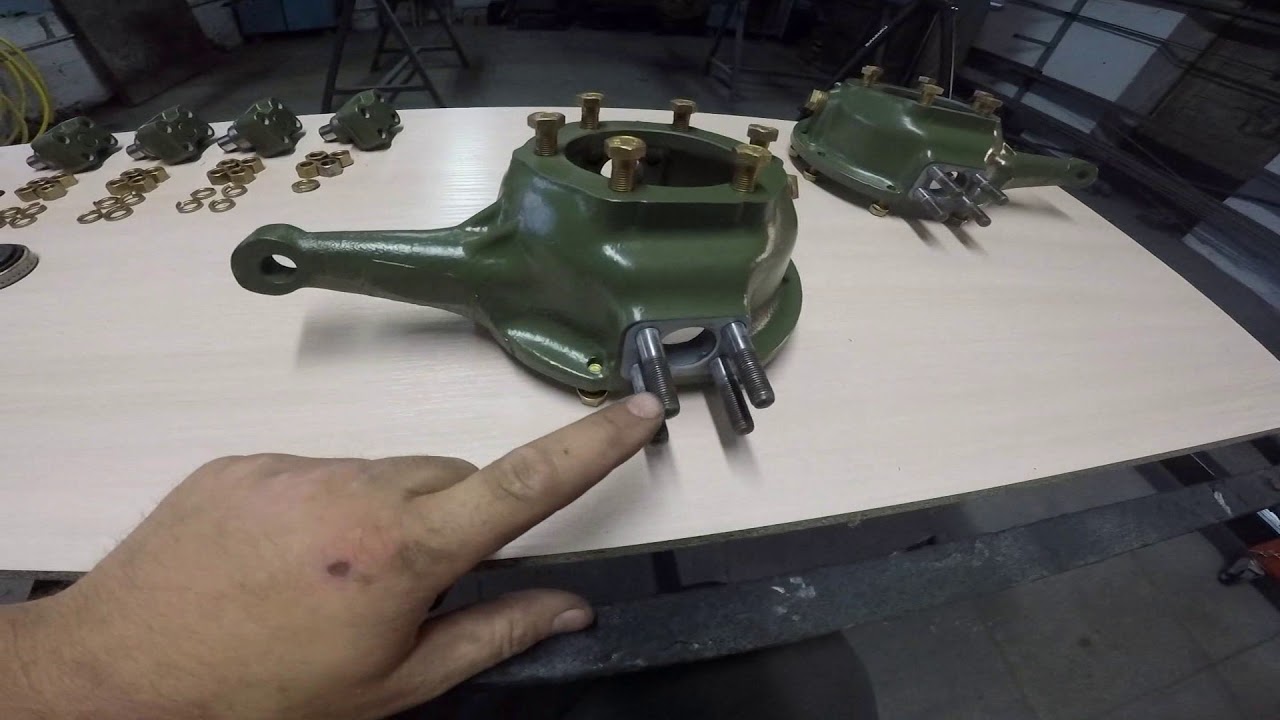 Jeep Willys Viasa - montaż zwrotnic przedniego mostu .