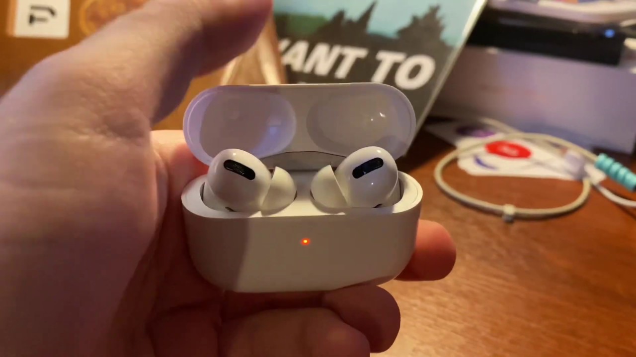 При нажатии кнопки-пульта открывается футляр для очков. Постирал airpods