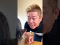 【爆笑】猫に野菜を食べさせようとした男の末路ｗｗ一瞬の隙を突かれるｗｗｗ 😂😂