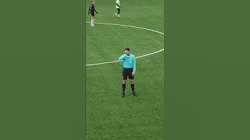 Voetbal meisje valt voor #FrankVD. Letterlijk. Op het voetbalveld.  #creatorsfc #shorts