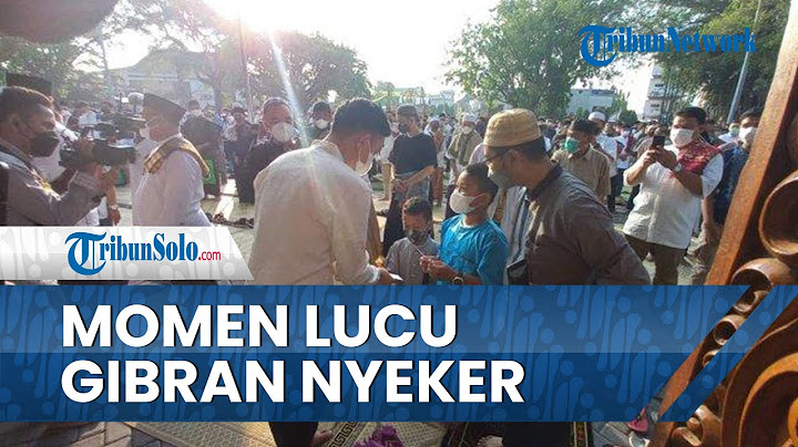 Kocaknya Gibran saat Bagi-bagi Uang Fitrah ke Anak-anak hingga Tak Pakai Sepatu Alias Nyeker
