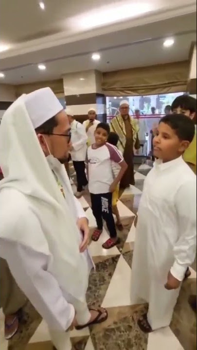 Momen UAH Bercanda dengan anak-anak di Madinah - Ustadz Adi Hidayat