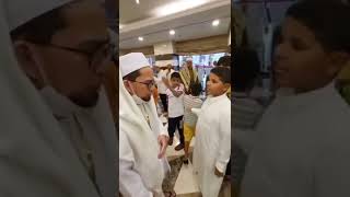 Momen UAH Bercanda dengan anak-anak di Madinah - Ustadz Adi Hidayat