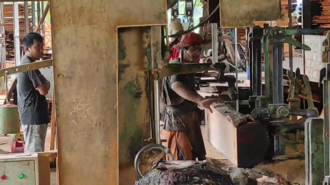 Pengolahan lok kayu mahoni menggunakan gergaji beansaw