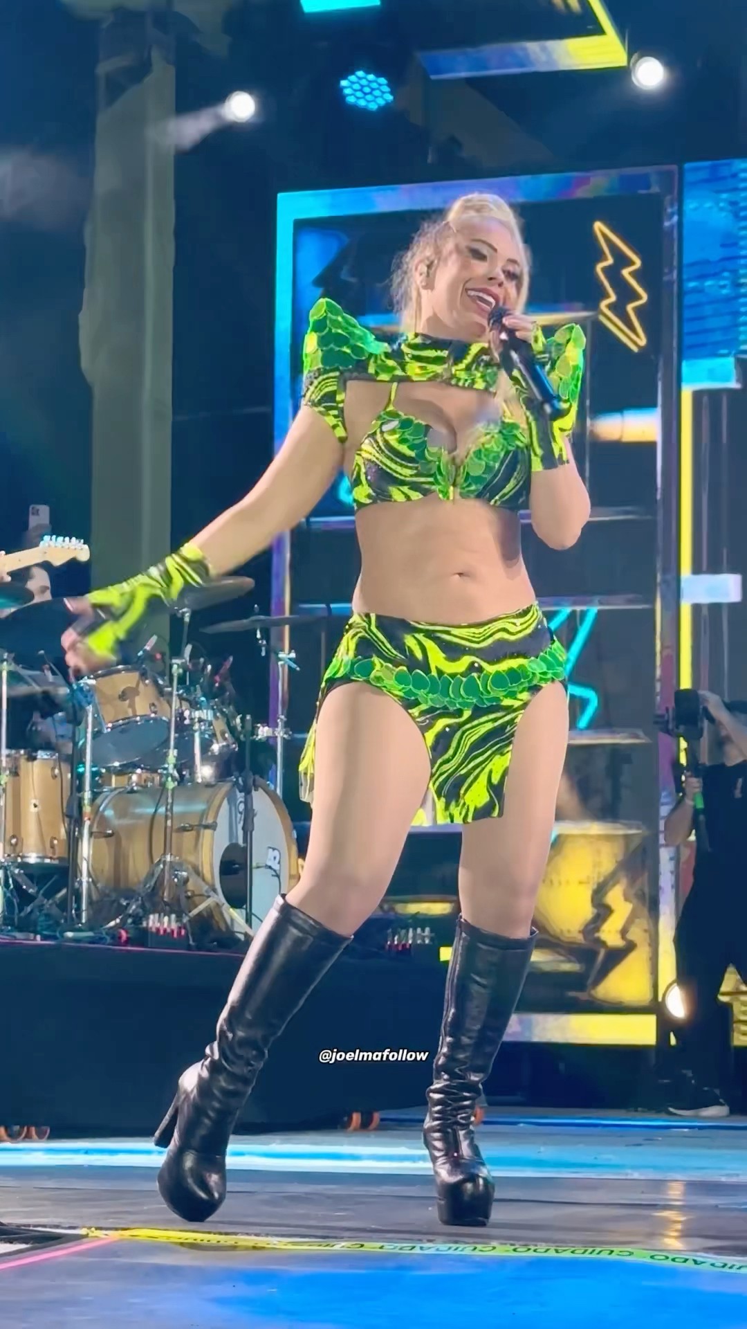 Joelma dançando com aplique