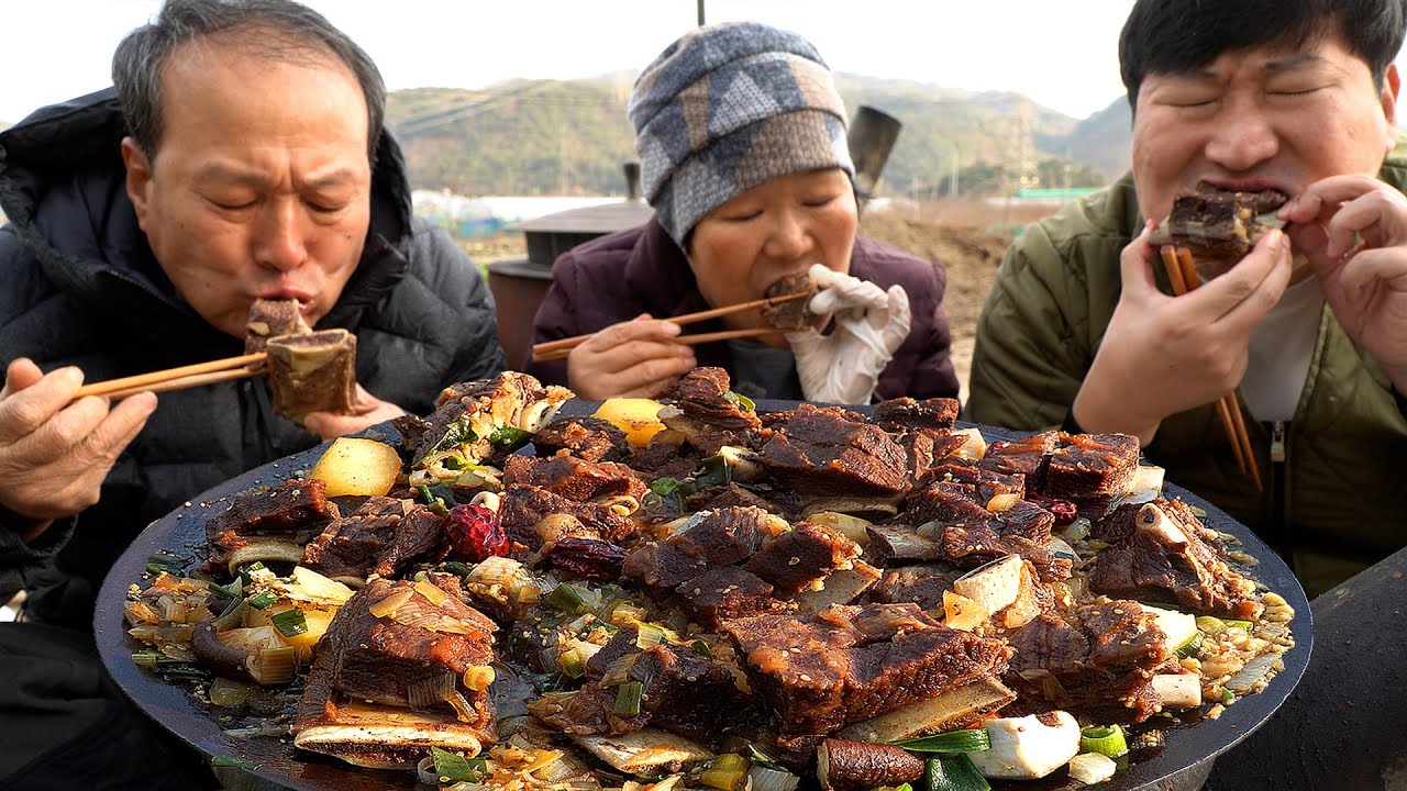 Тушеные говяжьи ребрышки по-корейски, приготовленные на крышке котла - шоу еды Mukbang.