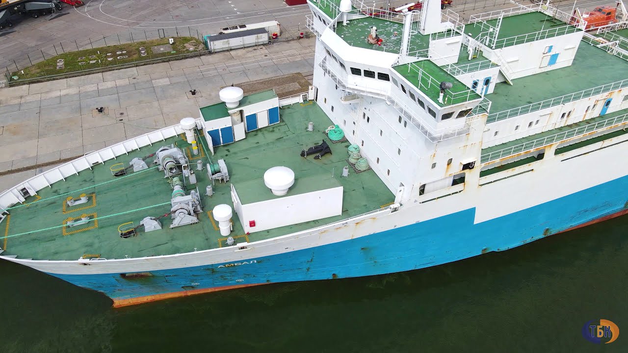 Погрузка парома Амбал с воздуха - YouTube