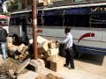 разгрузка автобуса в Непале