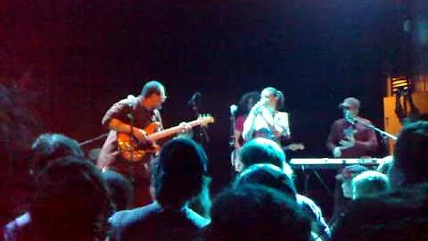 Louis Johnson jams and performs Billie Jean (Micha...