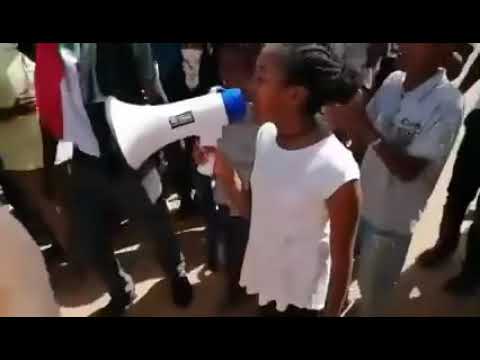 اصغر كنداكا تهتف وتلهب حماس الثوار