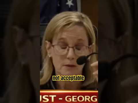 القاضية تدير عينيها وهي توبخ الدفاع لتأخره 