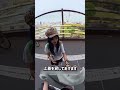 人助けするバイク乗りお姉さん