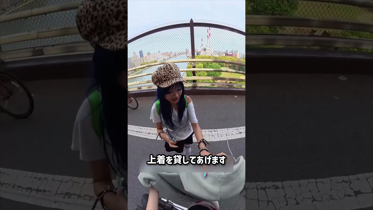 人助けするバイク乗りお姉さん