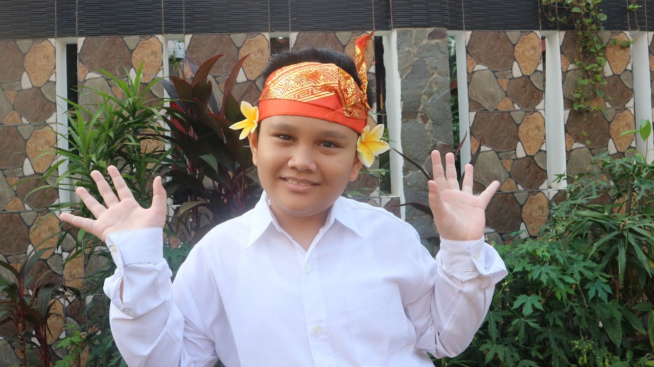 Daniel Hasea memperkenalkan salah satu makanan khas Batak Toba, yaitu