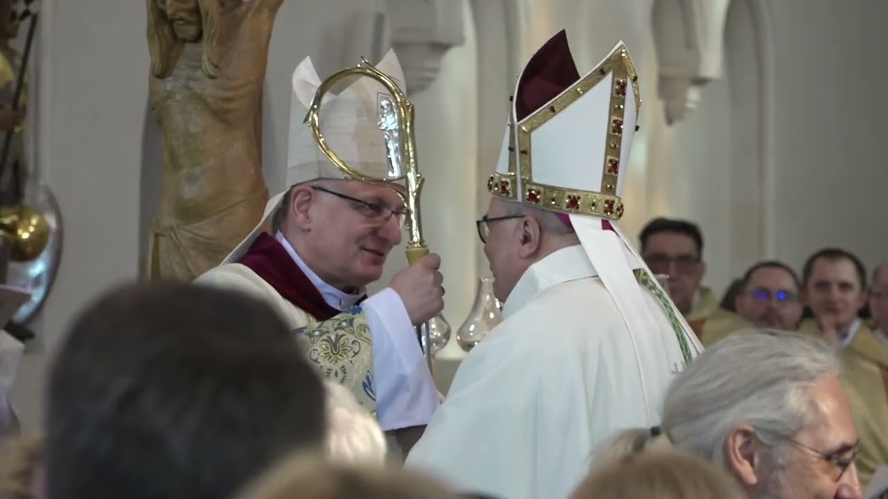 Odczytanie Dekretu przekazanie Pastorału w trakcie Ingresu do Katedry w Koszalinie