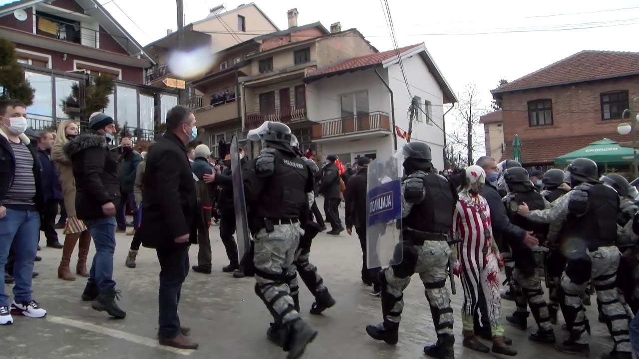 Vevcani Policijski Specijalci Silom Rasturili Vasilicarski Karneval Star Preko 1460 Godina Youtube