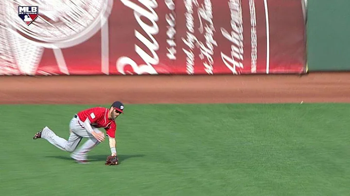 Harper lays out for diving catch in left