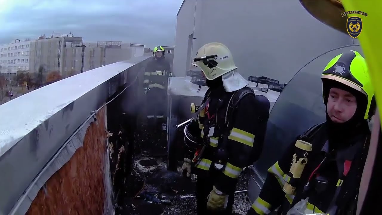 POŽÁR NA STŘEŠE OBCHODNÍHO CENTRA V PLZNI