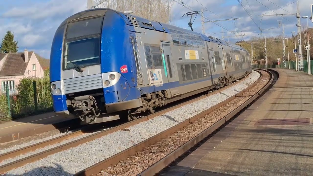 Arrivé +départ d'un Ter 2nng  à la gare de Saint-Prest 
