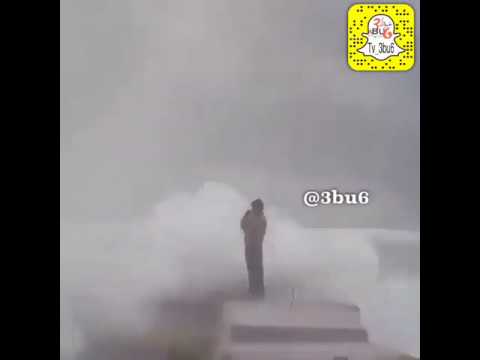 جيت البحر اشكي همومي والامواج هههه ما كمل القصيدة 