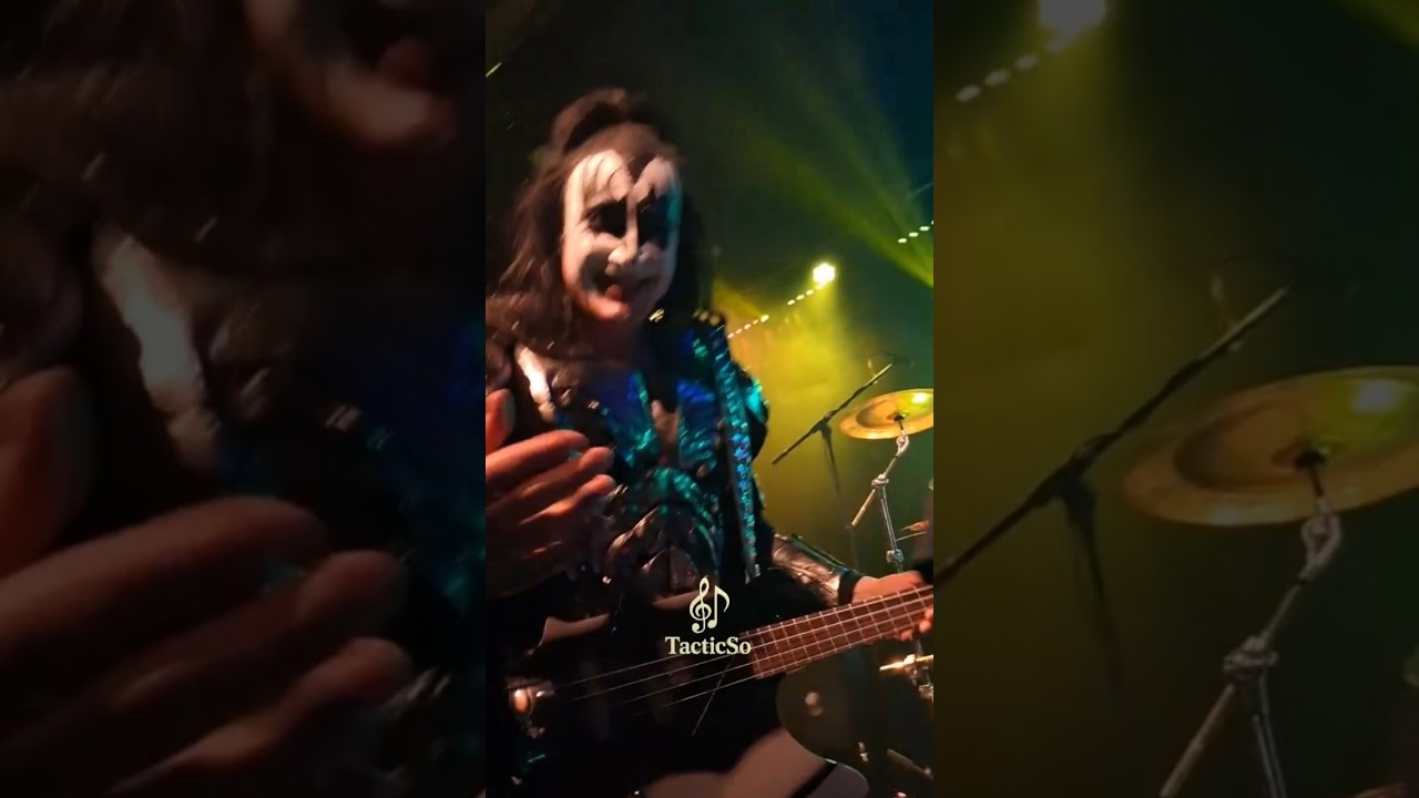 gene simmons takes the audience's phone #genesimmons #kiss
