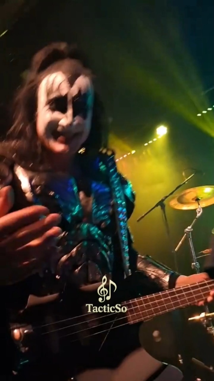 gene simmons takes the audience's phone #genesimmons #kiss