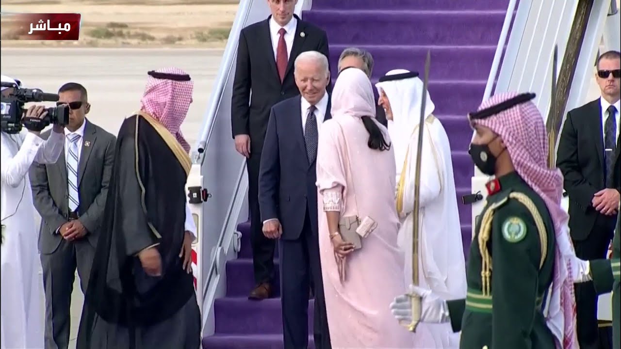 أمير منطقة مكة خالد الفيصل في استقبال الرئيس الأميركي جو بايدن في مطار جدة