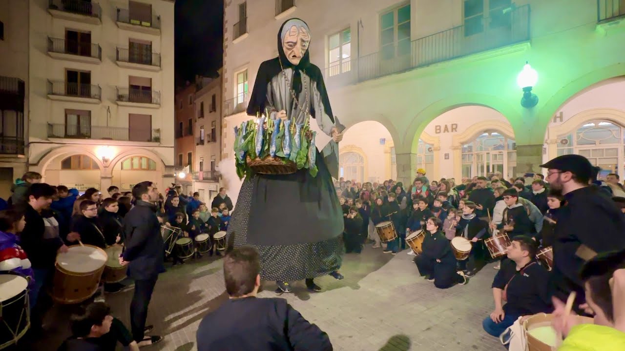 La Geganta VELLA QUARESMA ha donat 49 voltes, desprès crema despulles dels Reis Carnestoltes 2025