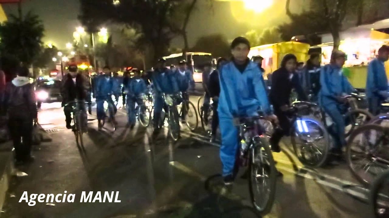 Peregrinos se dirigen a la Basílica de Guadalupe durante la noche y madrugda