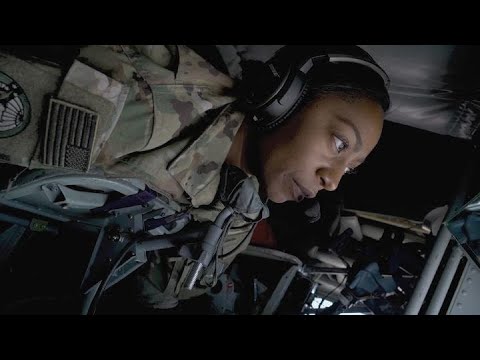 Videó: Mit csinál egy boom operátor a légierőnél?