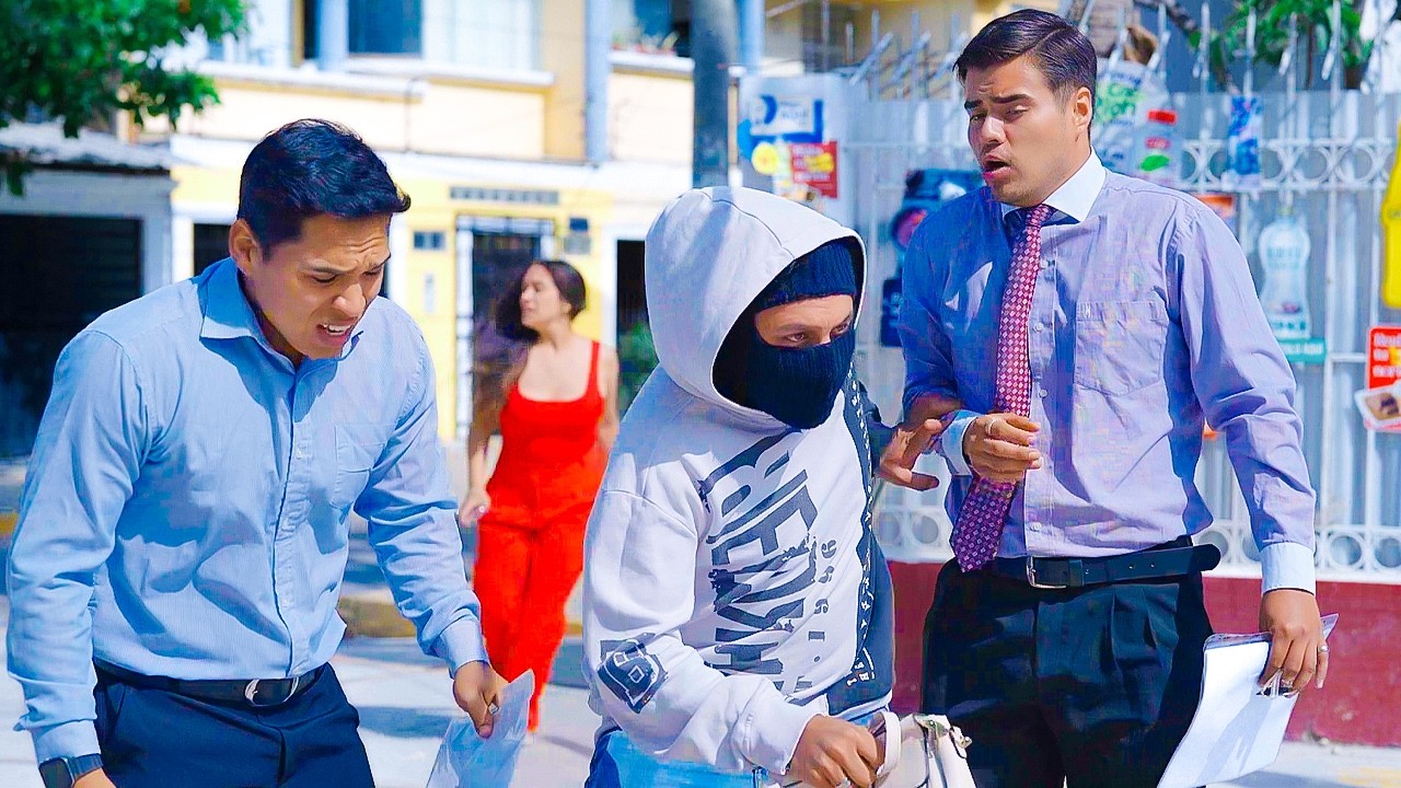 Ayudó a una chica de la calle sin pensar que era la jefa de su trabajo