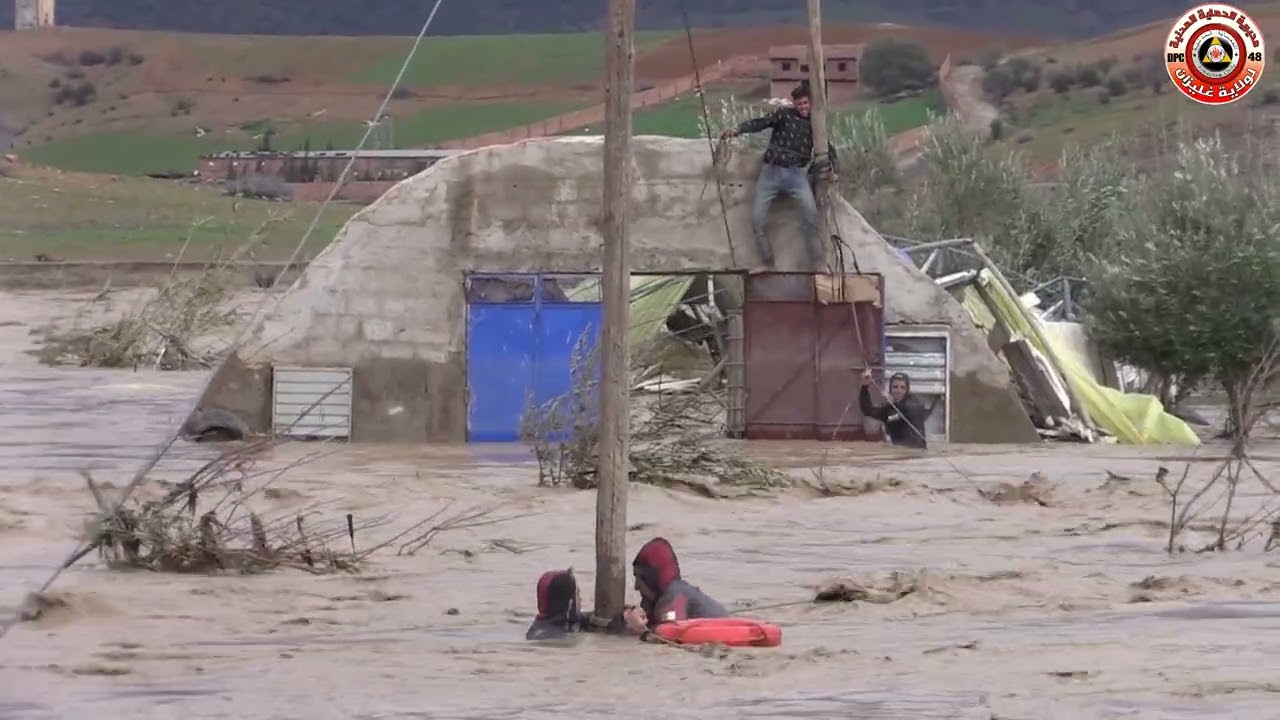 عملية إنقاذ شخص عالق في واد بمنطقة العرجة بلدية عمي موسى .