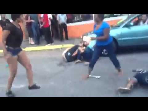 B*TCHES FIGHTING!!! HEAVY CAT FIGHT!!! ENJOY!!! STREET FIGHT