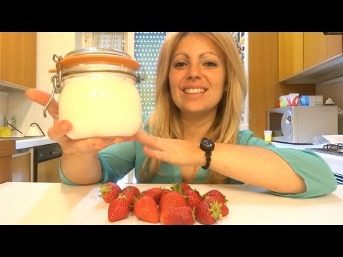 yogurt fatto in casa senza yogurtiera, al naturale bianco e alla fragola