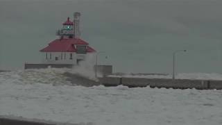 Flying ICE and big waves in Canal Park, Duluth MN. DAY AND NIGHT clips.