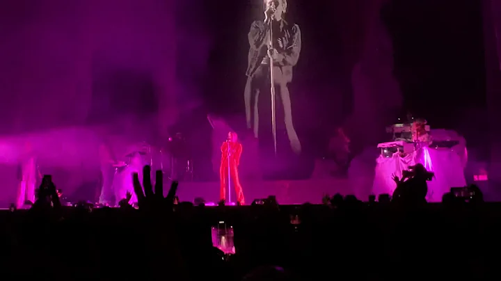 Robyn Dancing On My Own LIVE Madison Square Garden...