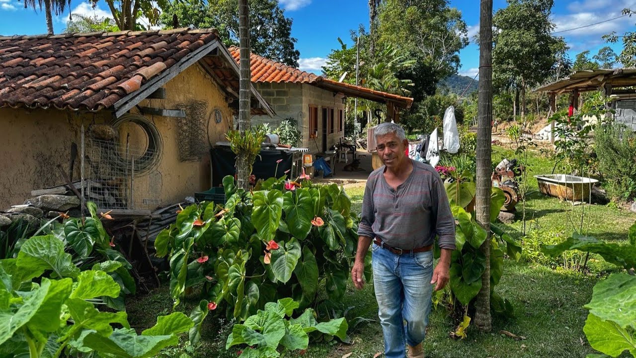 Ele mora sozinho na roça nesse paraíso mas teve que colocar o sítio pra vender rápido